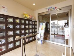 明るいエントランスの様子