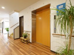 清潔感のある廊下とエレベーター