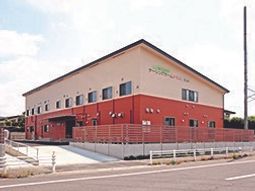 赤い壁の建物外観