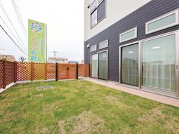 明るい施設の外観