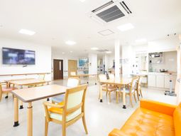 共有スペースの明るい室内