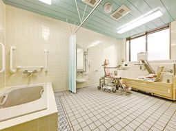 バリアフリー設計の浴室