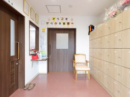 明るいエントランスの様子