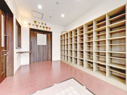 靴箱と掲示板のある廊下