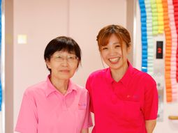 明るい笑顔のスタッフ二人