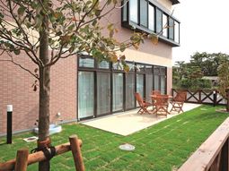 緑の庭付きの建物外観