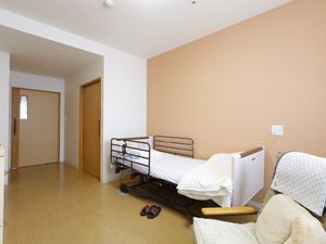 居室のベッドと床