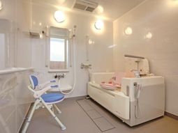 清潔な設備の浴室