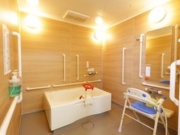 バリアフリーの清潔な浴室