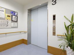 清潔なエレベータ前