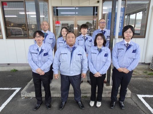 スタッフが並ぶ外観前  