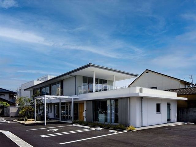 近代的な建物の外観 外観 広々とした駐車スペースが確保されている施設の外側です。洗練されたデザインが魅力です。