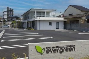 広々とした駐車場の外観