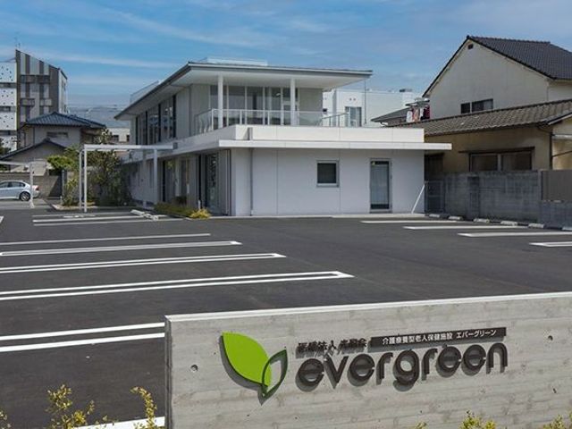 広々とした駐車場の外観 外観 広い駐車スペースがあり、周辺のアクセスも便利です。豊かな自然に囲まれた建物です。