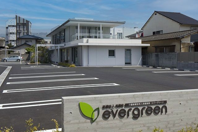 広々とした駐車場の外観