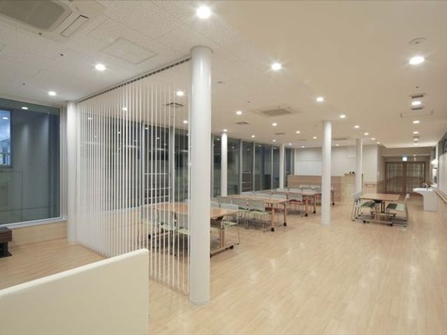 広々とした食堂 食堂 自然光が差し込む広々とした空間で、利用者がゆったりと過ごせます。これからの勤務に最適な環境です。