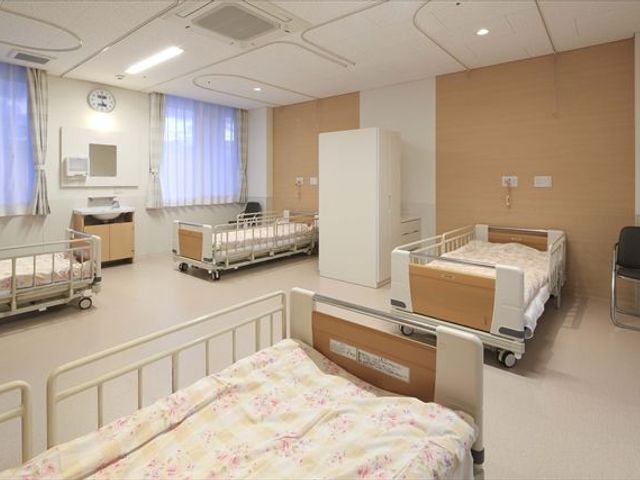 明るい居室 居室 明るい居室には、自然光が差し込み、清潔感があります。快適な就業環境が整っています。