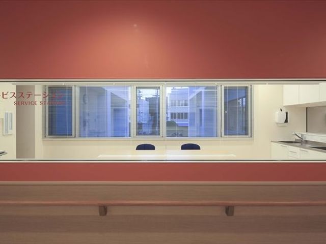 明るい窓のダイニングルーム ダイニングルーム 自然光が差し込む明るい空間です。窓からの眺めを楽しみながら、静かな時間を過ごせます。
