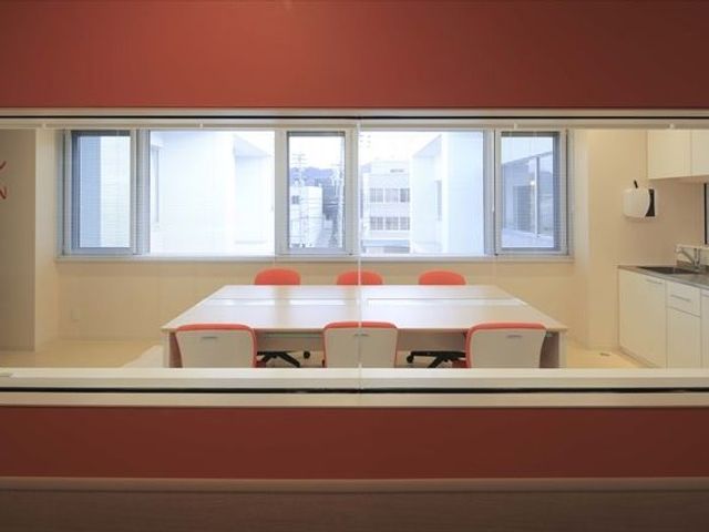明るい食堂の窓際 食堂   大きな窓から光が入る、明るく開放的な食堂です。テーブル席が整っており、落ち着いて食事しやすい雰囲気です。