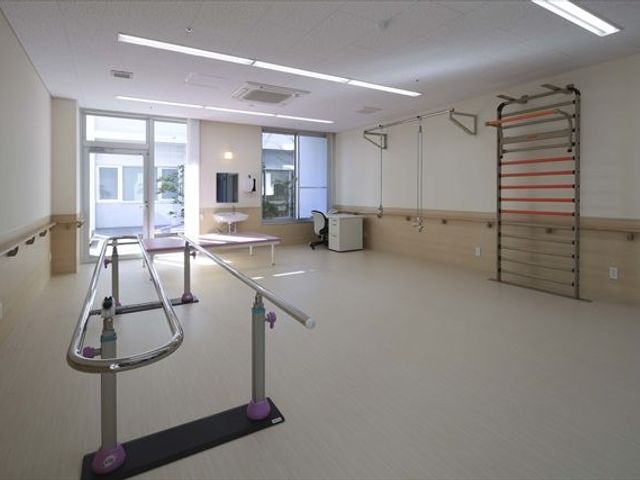 広々とした機能訓練室 機能訓練室 自然光がたっぷり差し込む明るい訓練室です。快適な環境でトレーニングが行えます。