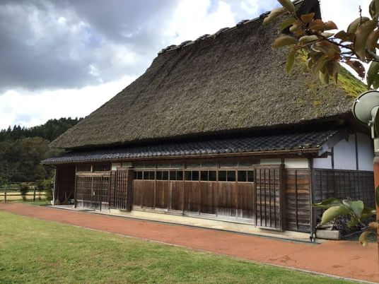茅葺き屋根の建物外観  