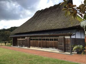 茅葺き屋根の建物外観  