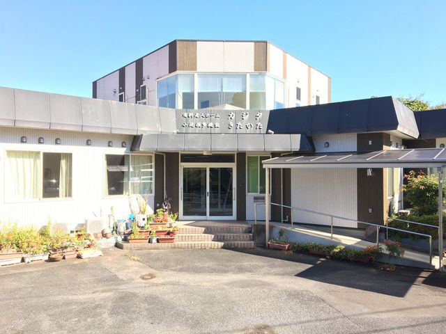 親しみやすい外観 外観 温かみのある入口が特徴の施設です。明るい日差しが差し込み、訪れる人を迎えます。