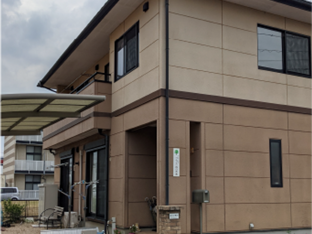住宅外観 外観 落ち着いた色合いの建物で、快適な暮らしを提供しています。庭でリラックスする時間が過ごせます。
