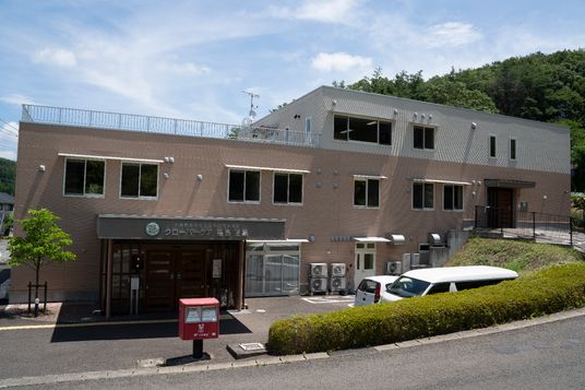 明るく広い外観の建物