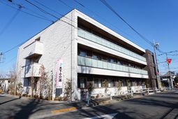 白い壁の建物外観