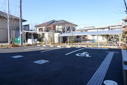 駐車場から見た施設外観