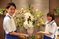 笑顔のスタッフと花の装飾