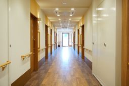 廊下の清潔な光景