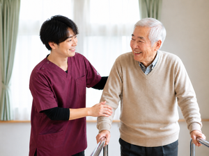 スタッフと利用者の会話が廊下  