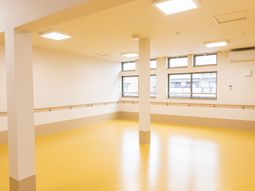 広々とした明るい機能訓練室