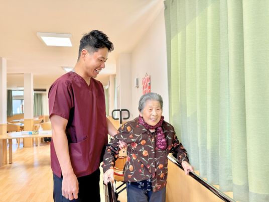 笑顔の介護スタッフと高齢者の様子