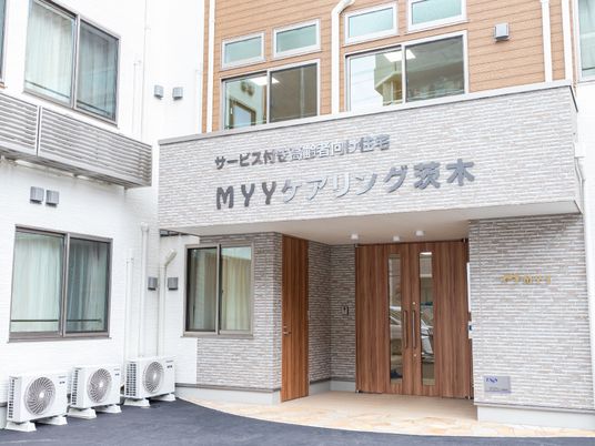 清潔感あるエントランス外観