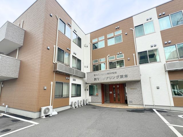 施設の外観 外観 立派な構造が印象的な建物です。清潔感が漂う入口が、訪れる人を温かく迎えます。