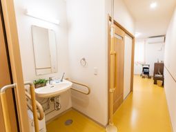 清潔な洗面所と廊下