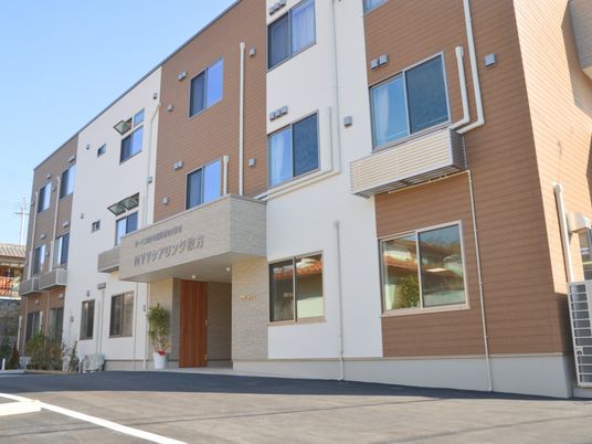 明るい建物の外観