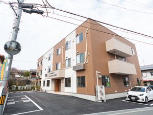 茶色い外壁の建物外観