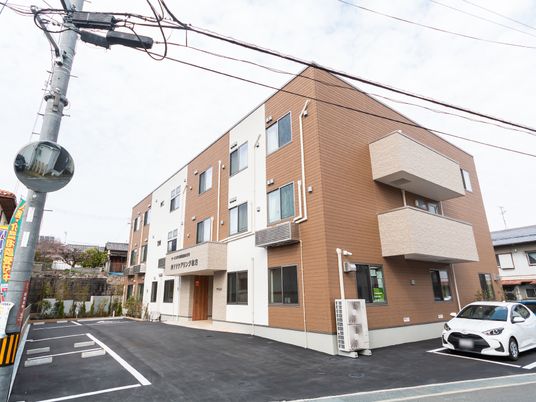 茶色い外壁の建物外観