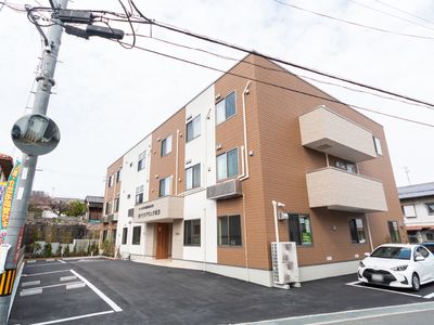 茶色い外壁の建物外観