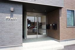 施設のエントランス外観