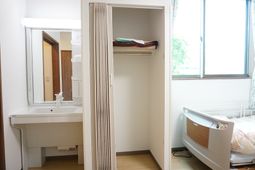 居室と窓のある空間