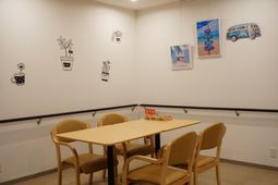 明るい多目的室の様子