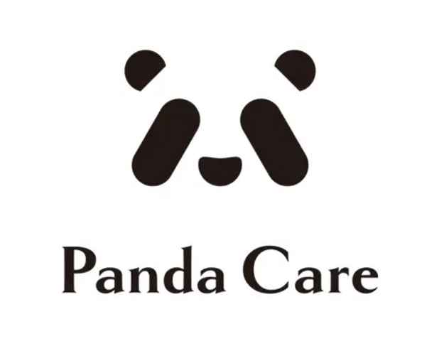 看板 看板 施設のシンプルで親しみやすいロゴマークが掲示されています。来訪者を温かく迎えます。