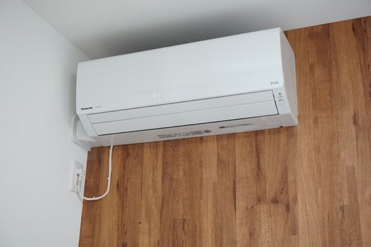 壁掛けエアコンと木目調の壁