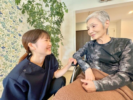 車椅子利用者を支える職員