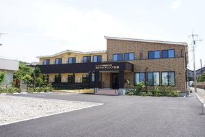 明るい外観の施設エントランス